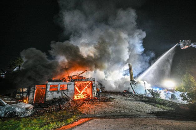 Bauernhaus in Vollbrand: Großeinsatz im Ortenaukreis Ende d, Einsatzkräfte bekämpfen in der Nacht auf Montag einen Großbrand in Gutach (Schwarzwaldbahn) im Ortenaukreis. Ein Bauernhaus steht in voller Ausdehnung in Flammen. Nach Angaben der Polizei griff das Feuer auf angrenzende Gebäude und ein Waldstück über. Zwei Menschen wurden bislang leicht verletzt. Die nahe gelegene Strecke der Schwarzwaldbahn wurde bis auf Weiteres gesperrt. Die Brandursache ist noch unklar. Gutach (Schwarzwaldbahn) Baden-Württemberg Deutschland Gutach (Schwarzwaldbahn)