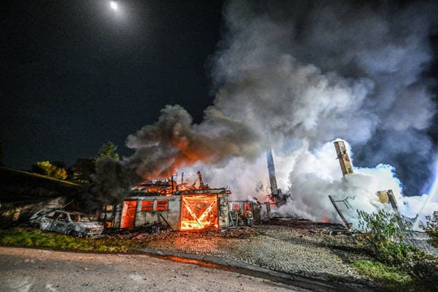 Bauernhaus in Vollbrand: Großeinsatz im Ortenaukreis Ende d, Einsatzkräfte bekämpfen in der Nacht auf Montag einen Großbrand in Gutach (Schwarzwaldbahn) im Ortenaukreis. Ein Bauernhaus steht in voller Ausdehnung in Flammen. Nach Angaben der Polizei griff das Feuer auf angrenzende Gebäude und ein Waldstück über. Zwei Menschen wurden bislang leicht verletzt. Die nahe gelegene Strecke der Schwarzwaldbahn wurde bis auf Weiteres gesperrt. Die Brandursache ist noch unklar. Gutach (Schwarzwaldbahn) Baden-Württemberg Deutschland Gutach (Schwarzwaldbahn)