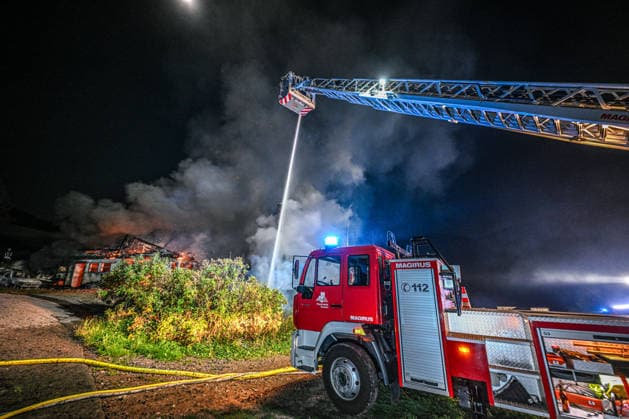 Bauernhaus in Vollbrand: Großeinsatz im Ortenaukreis Ende d, Einsatzkräfte bekämpfen in der Nacht auf Montag einen Großbrand in Gutach (Schwarzwaldbahn) im Ortenaukreis. Ein Bauernhaus steht in voller Ausdehnung in Flammen. Nach Angaben der Polizei griff das Feuer auf angrenzende Gebäude und ein Waldstück über. Zwei Menschen wurden bislang leicht verletzt. Die nahe gelegene Strecke der Schwarzwaldbahn wurde bis auf Weiteres gesperrt. Die Brandursache ist noch unklar. Gutach (Schwarzwaldbahn) Baden-Württemberg Deutschland Gutach (Schwarzwaldbahn)