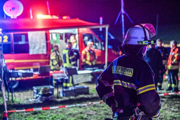 Bauernhaus in Vollbrand: Großeinsatz im Ortenaukreis Ende d, Einsatzkräfte bekämpfen in der Nacht auf Montag einen Großbrand in Gutach (Schwarzwaldbahn) im Ortenaukreis. Ein Bauernhaus steht in voller Ausdehnung in Flammen. Nach Angaben der Polizei griff das Feuer auf angrenzende Gebäude und ein Waldstück über. Zwei Menschen wurden bislang leicht verletzt. Die nahe gelegene Strecke der Schwarzwaldbahn wurde bis auf Weiteres gesperrt. Die Brandursache ist noch unklar. Gutach (Schwarzwaldbahn) Baden-Württemberg Deutschland Gutach (Schwarzwaldbahn)