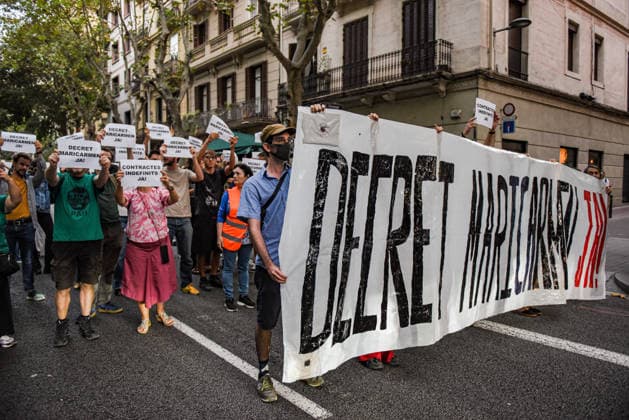 Housing unions block off various streets in Barcelona, calling for the Maricarmen Decree. Dozens of people gathered on September 28, 2026, in Barcelona, Catalonia, Spain. Housing unions have blocked off various streets in Barcelona demanding the Maricarmen Decree following the eviction of an 87-year-old woman from Madrid in the Retiro neighborhood of the Spanish capital. A procession of people marched down Còrsega Street toward Pau Claris until reaching Diagonal, where the Tenants’ Union has planned a surprise action at the Diagonal Metro station. SEPTEMBER 28, 2026 Barcelona, Catalonia Barcelona, Catalonia, Spain  Copyright: xAlbertoxParedesx 7804886