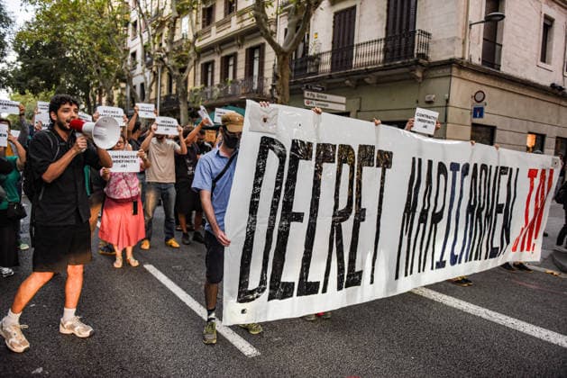 Housing unions block off various streets in Barcelona, calling for the Maricarmen Decree. Dozens of people gathered on September 28, 2026, in Barcelona, Catalonia, Spain. Housing unions have blocked off various streets in Barcelona demanding the Maricarmen Decree following the eviction of an 87-year-old woman from Madrid in the Retiro neighborhood of the Spanish capital. A procession of people marched down Còrsega Street toward Pau Claris until reaching Diagonal, where the Tenants’ Union has planned a surprise action at the Diagonal Metro station. SEPTEMBER 28, 2026 Barcelona, Catalonia Barcelona, Catalonia, Spain  Copyright: xAlbertoxParedesx 7804887