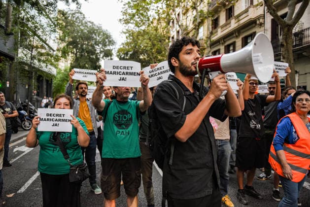 Housing unions block off various streets in Barcelona, calling for the Maricarmen Decree. Dozens of people gathered on September 28, 2026, in Barcelona, Catalonia, Spain. Housing unions have blocked off various streets in Barcelona demanding the Maricarmen Decree following the eviction of an 87-year-old woman from Madrid in the Retiro neighborhood of the Spanish capital. A procession of people marched down Còrsega Street toward Pau Claris until reaching Diagonal, where the Tenants’ Union has planned a surprise action at the Diagonal Metro station. SEPTEMBER 28, 2026 Barcelona, Catalonia Barcelona, Catalonia, Spain  Copyright: xAlbertoxParedesx 7804888