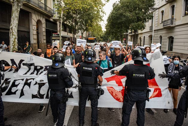 Housing unions block off various streets in Barcelona, calling for the Maricarmen Decree. Dozens of people gathered on September 28, 2026, in Barcelona, Catalonia, Spain Housing unions have blocked off various streets in Barcelona, calling for the Maricarmen decree following the eviction of an 87-year-old woman from Madrid in the Retiro neighborhood of the Spanish capital. A procession of people marched down Còrsega Street and Pau Claris Street until reaching Diagonal, where the Tenants’ Union has planned a surprise action at the Diagonal Metro station. SEPTEMBER 28, 2026 Barcelona, Catalonia Barcelona, Catalonia, Spain  Copyright: xAlbertoxParedesx 7804889