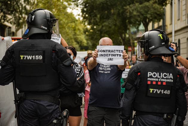 Housing unions block off various streets in Barcelona, calling for the Maricarmen Decree. Dozens of people gathered on September 28, 2026, in Barcelona, Catalonia, Spain Housing unions have blocked off various streets in Barcelona, calling for the Maricarmen decree following the eviction of an 87-year-old woman from Madrid in the Retiro neighborhood of the Spanish capital. A procession of people marched down Còrsega Street and Pau Claris Street until reaching Diagonal, where the Tenants’ Union has planned a surprise action at the Diagonal Metro station. SEPTEMBER 28, 2026 Barcelona, Catalonia Barcelona, Catalonia, Spain  Copyright: xAlbertoxParedesx 7804890