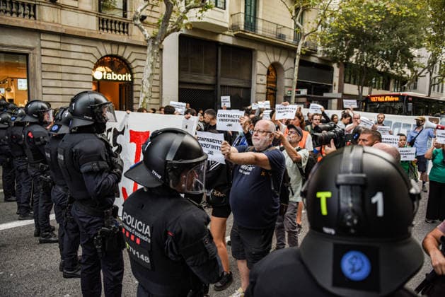 Housing unions block off various streets in Barcelona, calling for the Maricarmen Decree. Dozens of people gathered on September 28, 2026, in Barcelona, Catalonia, Spain Housing unions have blocked off various streets in Barcelona, calling for the Maricarmen decree following the eviction of an 87-year-old woman from Madrid in the Retiro neighborhood of the Spanish capital. A procession of people marched down Còrsega Street and Pau Claris Street until reaching Diagonal, where the Tenants’ Union has planned a surprise action at the Diagonal Metro station. SEPTEMBER 28, 2026 Barcelona, Catalonia Barcelona, Catalonia, Spain  Copyright: xAlbertoxParedesx 7804891