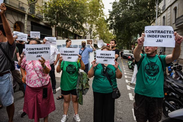 Housing unions block off various streets in Barcelona, calling for the Maricarmen Decree. Dozens of people gathered on September 28, 2026, in Barcelona, Catalonia, Spain Housing unions have blocked off various streets in Barcelona, calling for the Maricarmen decree following the eviction of an 87-year-old woman from Madrid in the Retiro neighborhood of the Spanish capital. A procession of people marched down Còrsega Street and Pau Claris Street until reaching Diagonal, where the Tenants’ Union has planned a surprise action at the Diagonal Metro station. SEPTEMBER 28, 2026 Barcelona, Catalonia Barcelona, Catalonia, Spain  Copyright: xAlbertoxParedesx 7804894