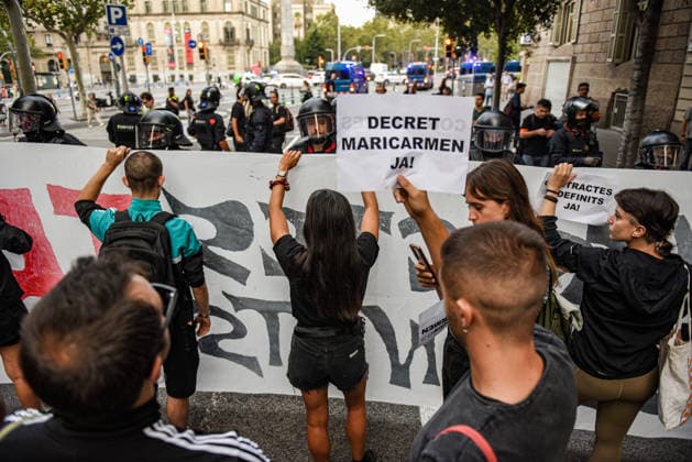 Housing unions block off various streets in Barcelona, calling for the Maricarmen Decree. Dozens of people gathered on September 28, 2026, in Barcelona, Catalonia, Spain Housing unions have blocked off various streets in Barcelona, calling for the Maricarmen decree following the eviction of an 87-year-old woman from Madrid in the Retiro neighborhood of the Spanish capital. A procession of people marched down Còrsega Street and Pau Claris Street until reaching Diagonal, where the Tenants’ Union has planned a surprise action at the Diagonal Metro station. SEPTEMBER 28, 2026 Barcelona, Catalonia Barcelona, Catalonia, Spain  Copyright: xAlbertoxParedesx 7804895