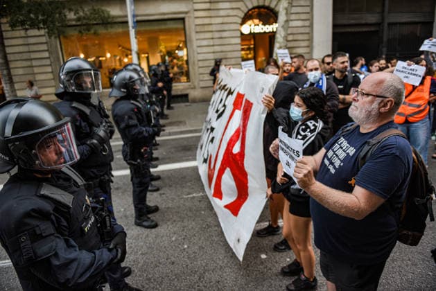 Housing unions block off various streets in Barcelona, calling for the Maricarmen Decree. Dozens of people gathered on September 28, 2026, in Barcelona, Catalonia, Spain Housing unions have blocked off various streets in Barcelona, calling for the Maricarmen decree following the eviction of an 87-year-old woman from Madrid in the Retiro neighborhood of the Spanish capital. A procession of people marched down Còrsega Street and Pau Claris Street until reaching Diagonal, where the Tenants’ Union has planned a surprise action at the Diagonal Metro station. SEPTEMBER 28, 2026 Barcelona, Catalonia Barcelona, Catalonia, Spain  Copyright: xAlbertoxParedesx 7804896