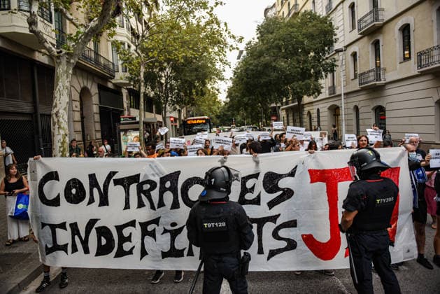 Housing unions block off various streets in Barcelona, calling for the Maricarmen Decree. Dozens of people gathered on September 28, 2026, in Barcelona, Catalonia, Spain Housing unions have blocked off various streets in Barcelona, calling for the Maricarmen decree following the eviction of an 87-year-old woman from Madrid in the Retiro neighborhood of the Spanish capital. A procession of people marched down Còrsega Street and Pau Claris Street until reaching Diagonal, where the Tenants’ Union has planned a surprise action at the Diagonal Metro station. SEPTEMBER 28, 2026 Barcelona, Catalonia Barcelona, Catalonia, Spain  Copyright: xAlbertoxParedesx 7804897