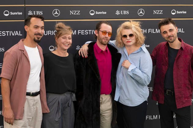 Simon David mit Team und Reta Guetg bei der Premiere des Dokumentarfilms Vieille peau Schreckschraube auf dem 22. Zurich Film Festival im Corso. Zürich, 27.09.2026