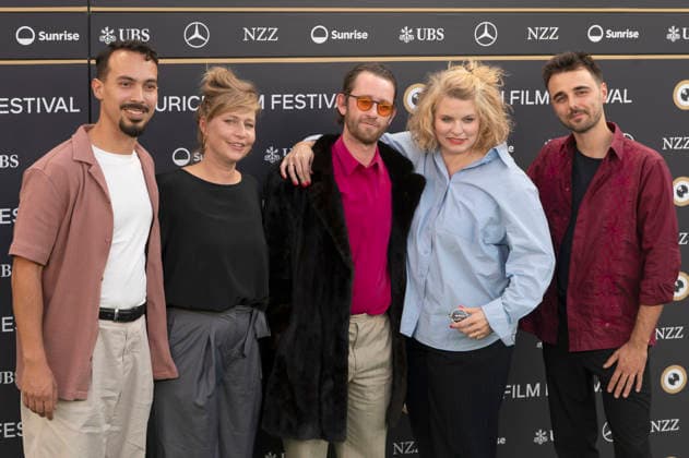 Simon David mit Team und Reta Guetg bei der Premiere des Dokumentarfilms Vieille peau Schreckschraube auf dem 22. Zurich Film Festival im Corso. Zürich, 27.09.2026