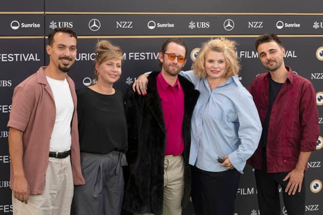 Simon David mit Team und Reta Guetg bei der Premiere des Dokumentarfilms Vieille peau Schreckschraube auf dem 22. Zurich Film Festival im Corso. Zürich, 27.09.2026