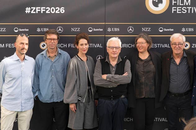 Gast, Daniel Baumann, Ariane von Graffenried, Heinz Bütler, Nina Zimmer und Ueli Jäggi bei der Premiere des Dokumentarfilms Ebjä! Adolf Wölfli auf dem 22. Zurich Film Festival im Arthouse Piccadilly. Zürich, 27.09.2026