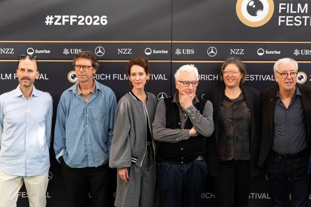 Gast, Daniel Baumann, Ariane von Graffenried, Heinz Bütler, Nina Zimmer und Ueli Jäggi bei der Premiere des Dokumentarfilms Ebjä! Adolf Wölfli auf dem 22. Zurich Film Festival im Arthouse Piccadilly. Zürich, 27.09.2026