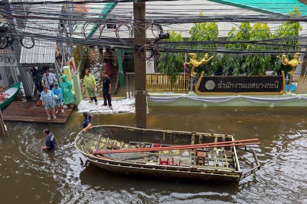 September 28, 2026, Bangkok, Bangkok, Thailand: People were waiting to board a boat in front of the Bangkapi District Office. The district is one of the most flooded areas in Bangkok since an active low-pressure system and monsoon have dumped nearly 300 millimetres (11.8 inches) of rain since the afternoon of September 24. Bangkok authorities have officially declared all 50 districts of the Thai capital as flood disaster areas following four straight days of severe rainfall. Bangkok Thailand  - ZUMAw151 20260928_zip_w151_029 Copyright: xPatrickxChengzhixWangx