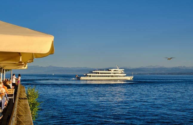 Bodensee, Schiff MS Überlingen vor der Promenade von Meersburg