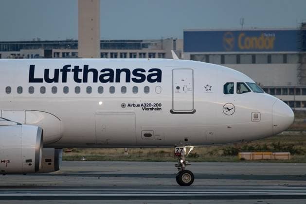 Flugzeug der Lufthansa am Frankfurter Flughafen Ein Flugzeug der Fluggsellschaft Lufthansa rollt am Abend am Frankfurter Flughafen auf die Startbahn. Frankfurt am Main Flughafen Hessen Deutschland