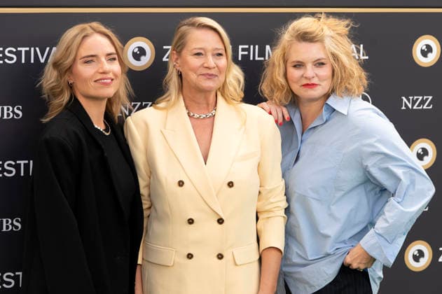 Josephine Park, Trine Dyrholm und Reta Guetg bei der Premiere des Kinofilms The Guest Gaesten auf dem 22. Zurich Film Festival im Corso. Zürich, 27.09.2026