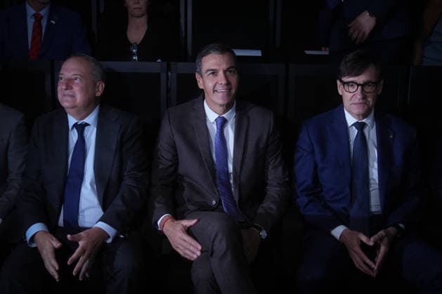 Sánchez Participates in the Presentation of the Vidas Futuras Report Prime Minister Pedro Sánchez, accompanied by Minister of Industry and Tourism Jordi Hereu and President of the Generalitat of Catalonia Salvador Illa, during the presentation of the Vidas Futuras report, at the Disseny Hub Barcelona, on September 28, 2026, in Barcelona, Catalonia, Spain. The report details key projections in housing, such as the transition toward smart urban models, the expansion of affordable housing stock, and climate neutrality in construction. Furthermore, in the social sphere, it forecasts challenges stemming from demographic aging, labor automation, and climate change mitigation. SEPTEMBER 28, 2026, Spain  Copyright: xDavidxZorrakinox 7805191