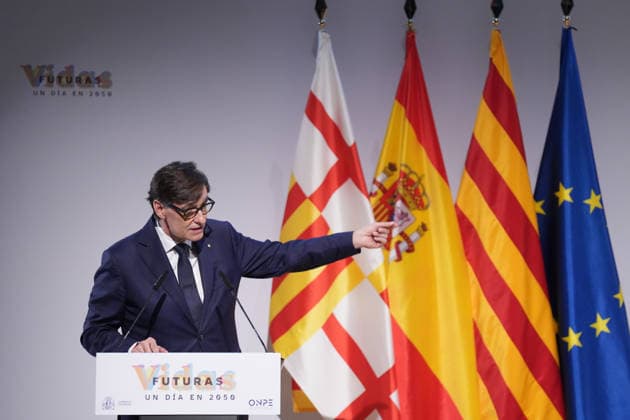 Sánchez Takes Part in the Presentation of the Vidas Futuras Report Salvador Illa, President of the Generalitat of Catalonia, during the presentation of the Vidas Futuras report at the Disseny Hub Barcelona on September 28, 2026, in Barcelona, Catalonia, Spain. The report details key projections in housing, such as the transition toward smart urban models, the expansion of affordable housing, and climate neutrality in construction. Furthermore, in the social sphere, it forecasts challenges arising from demographic aging, labor automation, and climate change mitigation. September 28, 2026, Spain  Copyright: xDavidxZorrakinox 7805214