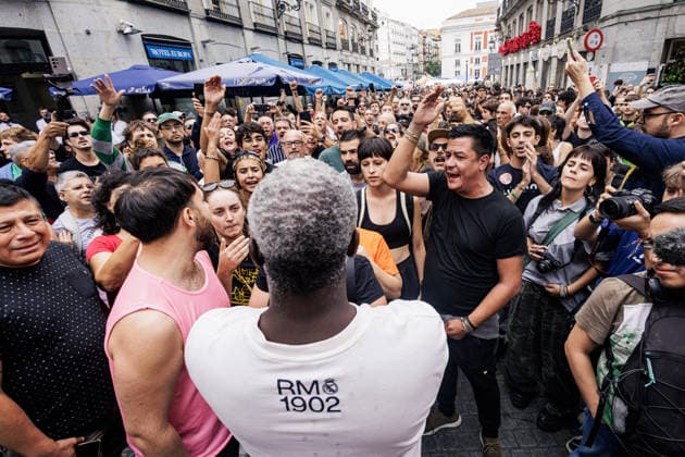 The encampment at Puerta del Sol continues with its sights set on the Maricarmen decree. Dozens of people chanted for Bertrand Ndongo to step down during the housing protest encampment at Puerta del Sol on September 28, 2026, in Madrid, Spain. The encampment continues this Monday, September 28, the encampment at Puerta del Sol organized by the Madrid Tenants’ Union continues to demand a new housing decree dubbed the Maricarmen Decree in honor of the octogenarian who was evicted last Wednesday, September 23, in Madrid, which would provide measures to guarantee the right to housing. SEPTEMBER 28, 2026 Carlos Lujá Madrid Madrid, Spain Copyright: xCarlosxLujanx 7805266