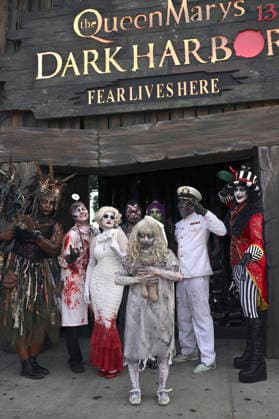 Cosplayer bei der Queen Mary s Dark Harbor Media & VIP Night im Dark Harbor. Long Beach, 27.09.2026