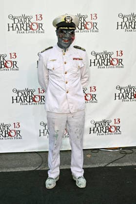 Cosplayer bei der Queen Mary s Dark Harbor Media & VIP Night im Dark Harbor. Long Beach, 27.09.2026