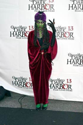 Cosplayer bei der Queen Mary s Dark Harbor Media & VIP Night im Dark Harbor. Long Beach, 27.09.2026