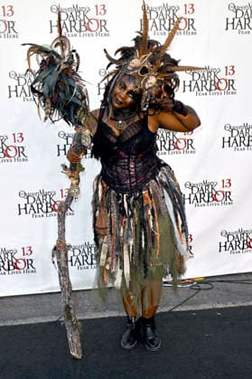 Cosplayer bei der Queen Mary s Dark Harbor Media & VIP Night im Dark Harbor. Long Beach, 27.09.2026