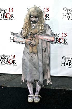 Cosplayer bei der Queen Mary s Dark Harbor Media & VIP Night im Dark Harbor. Long Beach, 27.09.2026