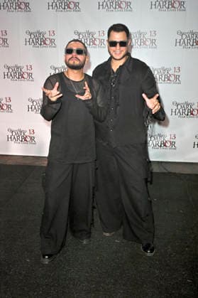 Paul Silva und Matthew Chavana bei der Queen Mary s Dark Harbor Media & VIP Night im Dark Harbor. Long Beach, 27.09.2026