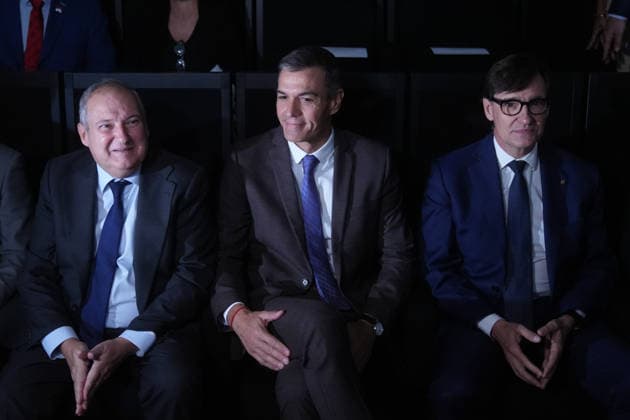 Sánchez Participates in the Presentation of the Vidas Futuras Report Prime Minister Pedro Sánchez, accompanied by Minister of Industry and Tourism Jordi Hereu and President of the Generalitat of Catalonia Salvador Illa, during the presentation of the Vidas Futuras report, at the Disseny Hub Barcelona, on September 28, 2026, in Barcelona, Catalonia, Spain. The report details key projections in housing, such as the transition toward smart urban models, the expansion of affordable housing, and climate neutrality in construction. Furthermore, in the social sphere, it outlines challenges arising from demographic aging, labor automation, and climate change mitigation. SEPTEMBER 28, 2026 Spain  Copyright: xDavidxZorrakinox 7805302