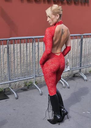 IPA89067436 - During Milan Fashion Week, the real show isn t just on the runways—it s in the city s streets. Milanese street style becomes an open-air stage where eccentricity reveals all its facets.  Copyright: xLucaxPontix xLucaPonti IpaAgencyLucaPonti Ipax IPA89067436