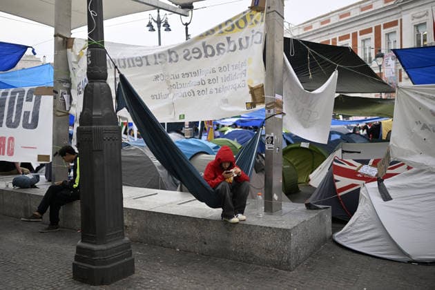 Encampment protest persists in Madrid as housing crisis sparks outrage MADRID, SPAIN - SEPTEMBER 28: A view of tent encampment at Puerta del Sol in central Madrid, Spain, on September 28, 2026. Demonstrators established the continuous protest camp on September 26 to demand legislative action and emergency market controls from central and regional authorities regarding soaring rent prices and residential evictions. The civil action gained widespread momentum following the September 23 court-ordered police eviction of 87-year-old resident Mari Carmen, who was removed from her Madrid home of 70 years after becoming unable to meet escalated rental costs. Housing rights advocacy groups have vowed to maintain the central plaza occupy movement unt  Copyright: x2026xAnadoluxBurakxAkbulutx