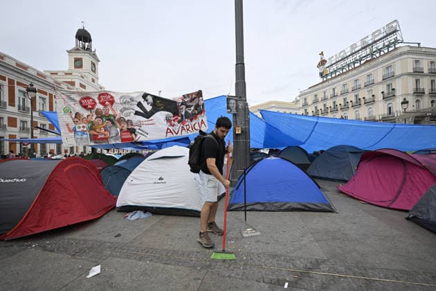 Encampment protest persists in Madrid as housing crisis sparks outrage MADRID, SPAIN - SEPTEMBER 28: A view of tent encampment at Puerta del Sol in central Madrid, Spain, on September 28, 2026. Demonstrators established the continuous protest camp on September 26 to demand legislative action and emergency market controls from central and regional authorities regarding soaring rent prices and residential evictions. The civil action gained widespread momentum following the September 23 court-ordered police eviction of 87-year-old resident Mari Carmen, who was removed from her Madrid home of 70 years after becoming unable to meet escalated rental costs. Housing rights advocacy groups have vowed to maintain the central plaza occupy movement unt  Copyright: x2026xAnadoluxBurakxAkbulutx