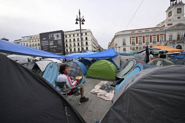 Encampment protest persists in Madrid as housing crisis sparks outrage MADRID, SPAIN - SEPTEMBER 28: A view of tent encampment at Puerta del Sol in central Madrid, Spain, on September 28, 2026. Demonstrators established the continuous protest camp on September 26 to demand legislative action and emergency market controls from central and regional authorities regarding soaring rent prices and residential evictions. The civil action gained widespread momentum following the September 23 court-ordered police eviction of 87-year-old resident Mari Carmen, who was removed from her Madrid home of 70 years after becoming unable to meet escalated rental costs. Housing rights advocacy groups have vowed to maintain the central plaza occupy movement unt  Copyright: x2026xAnadoluxBurakxAkbulutx