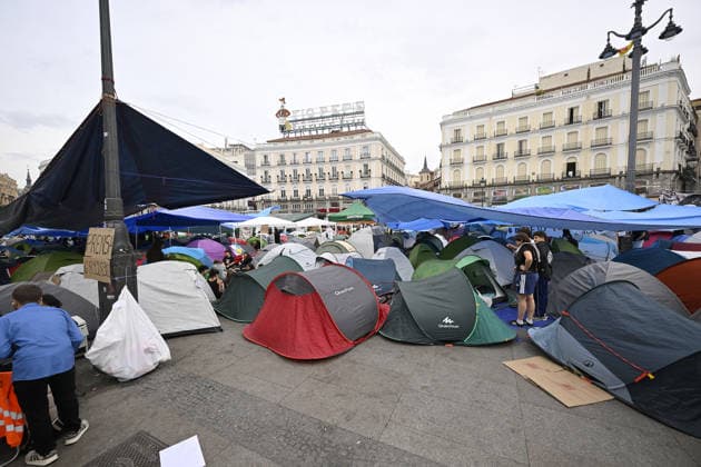 Encampment protest persists in Madrid as housing crisis sparks outrage MADRID, SPAIN - SEPTEMBER 28: A view of tent encampment at Puerta del Sol in central Madrid, Spain, on September 28, 2026. Demonstrators established the continuous protest camp on September 26 to demand legislative action and emergency market controls from central and regional authorities regarding soaring rent prices and residential evictions. The civil action gained widespread momentum following the September 23 court-ordered police eviction of 87-year-old resident Mari Carmen, who was removed from her Madrid home of 70 years after becoming unable to meet escalated rental costs. Housing rights advocacy groups have vowed to maintain the central plaza occupy movement unt  Copyright: x2026xAnadoluxBurakxAkbulutx