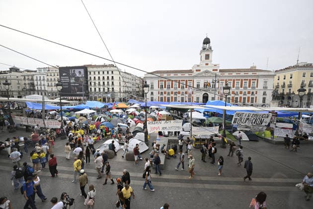 Encampment protest persists in Madrid as housing crisis sparks outrage MADRID, SPAIN - SEPTEMBER 28: A view of tent encampment at Puerta del Sol in central Madrid, Spain, on September 28, 2026. Demonstrators established the continuous protest camp on September 26 to demand legislative action and emergency market controls from central and regional authorities regarding soaring rent prices and residential evictions. The civil action gained widespread momentum following the September 23 court-ordered police eviction of 87-year-old resident Mari Carmen, who was removed from her Madrid home of 70 years after becoming unable to meet escalated rental costs. Housing rights advocacy groups have vowed to maintain the central plaza occupy movement unt  Copyright: x2026xAnadoluxBurakxAkbulutx