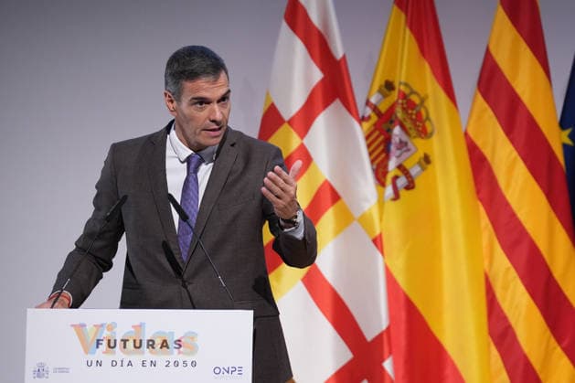 Sánchez Participates in the Presentation of the Vidas Futuras Report Prime Minister Pedro Sánchez during the presentation of the Vidas Futuras report at the Disseny Hub Barcelona on September 28, 2026, in Barcelona, Catalonia, Spain. The report details key projections in housing, such as the transition toward smart urban models, the expansion of affordable housing stock, and climate neutrality in construction. Furthermore, in the social sphere, it forecasts challenges arising from an aging population, automation in the workplace, and climate change mitigation. SEPTEMBER 28, 2026, Spain Copyright: xDavidxZorrakinox 7805433
