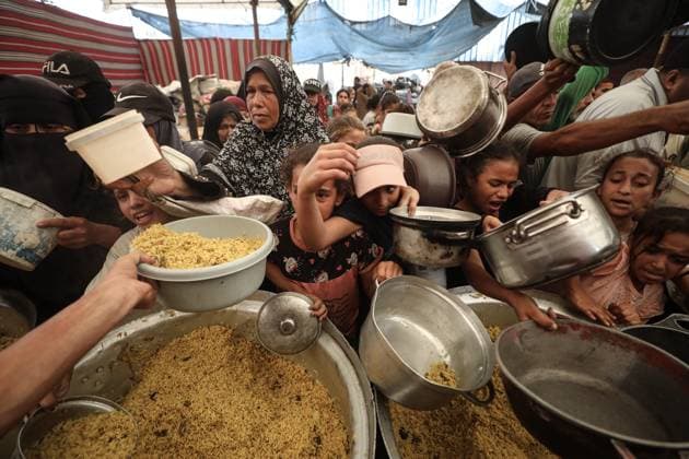 Hot meal distribution in Gaza GAZA CITY, GAZA, PALESTINE - SEPTEMBER 28: Palestinians, including children carrying cooking pots, gather to receive hot meals distributed in the Nuseirat Refugee Camp in Gaza City, Gaza, Palestine on September 28, 2026. The ongoing Israeli attacks despite the ceasefire have exacerbated severe food shortages across the region. Hassan Jedi Anadolu Gaza City Gaza. Editorial use only. Please get in touch for any other usage.  Copyright: x2026xAnadoluxHassanxJedix