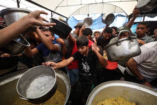 Hot meal distribution in Gaza GAZA CITY, GAZA, PALESTINE - SEPTEMBER 28: Palestinians, including children carrying cooking pots, gather to receive hot meals distributed in the Nuseirat Refugee Camp in Gaza City, Gaza, Palestine on September 28, 2026. The ongoing Israeli attacks despite the ceasefire have exacerbated severe food shortages across the region. Hassan Jedi Anadolu Gaza City Gaza. Editorial use only. Please get in touch for any other usage.  Copyright: x2026xAnadoluxHassanxJedix