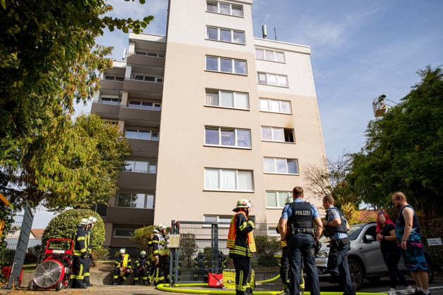 Wohnung brennt vollständig aus Bewohnerin flüchtet durch Rauch leicht verletzt Am 28.09.2026 brannte in der Gernsheimer Straße in Groß-Gerau eine Wohnung im dritten Obergeschoss eines sechsstöckigen Mehrfamilienhauses vollständig aus. Mehrere Trupps der Feuerwehr Groß-Gerau bekämpften das Feuer unter Atemschutz. Eine Person aus der darüberliegenden Wohnung erlitt bei der Flucht über den Treppenraum leichte Verletzungen durch Rauchgase und wurde vom Rettungsdienst untersucht. In der Brandwohnung befanden sich keine Personen. Die Brandursache ist zunächst unbekannt, die Polizei nahm Ermittlungen auf. Groß-Gerau Hessen Deutschland