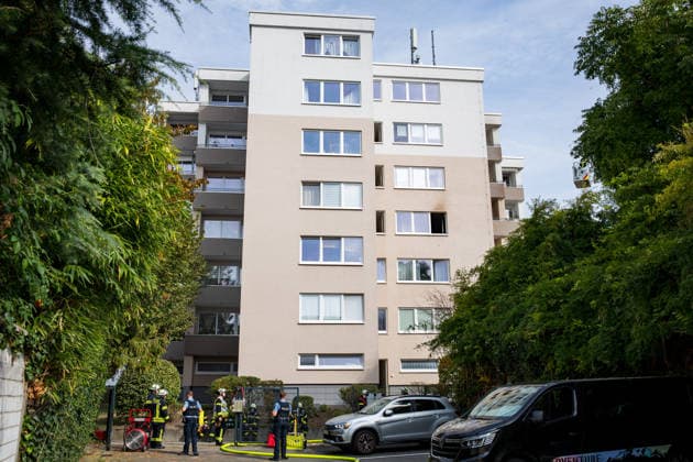 Wohnung brennt vollständig aus Bewohnerin flüchtet durch Rauch leicht verletzt Am 28.09.2026 brannte in der Gernsheimer Straße in Groß-Gerau eine Wohnung im dritten Obergeschoss eines sechsstöckigen Mehrfamilienhauses vollständig aus. Mehrere Trupps der Feuerwehr Groß-Gerau bekämpften das Feuer unter Atemschutz. Eine Person aus der darüberliegenden Wohnung erlitt bei der Flucht über den Treppenraum leichte Verletzungen durch Rauchgase und wurde vom Rettungsdienst untersucht. In der Brandwohnung befanden sich keine Personen. Die Brandursache ist zunächst unbekannt, die Polizei nahm Ermittlungen auf. Groß-Gerau Hessen Deutschland