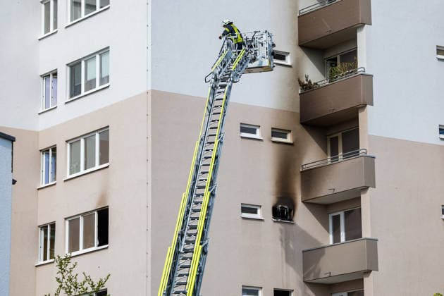 Wohnung brennt vollständig aus Bewohnerin flüchtet durch Rauch leicht verletzt Am 28.09.2026 brannte in der Gernsheimer Straße in Groß-Gerau eine Wohnung im dritten Obergeschoss eines sechsstöckigen Mehrfamilienhauses vollständig aus. Mehrere Trupps der Feuerwehr Groß-Gerau bekämpften das Feuer unter Atemschutz. Eine Person aus der darüberliegenden Wohnung erlitt bei der Flucht über den Treppenraum leichte Verletzungen durch Rauchgase und wurde vom Rettungsdienst untersucht. In der Brandwohnung befanden sich keine Personen. Die Brandursache ist zunächst unbekannt, die Polizei nahm Ermittlungen auf. Groß-Gerau Hessen Deutschland