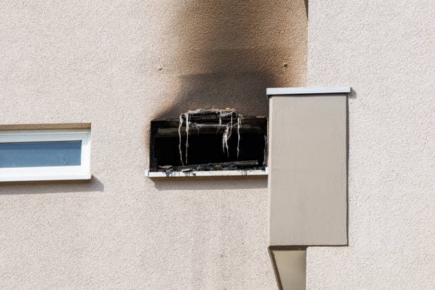 Wohnung brennt vollständig aus Bewohnerin flüchtet durch Rauch leicht verletzt Am 28.09.2026 brannte in der Gernsheimer Straße in Groß-Gerau eine Wohnung im dritten Obergeschoss eines sechsstöckigen Mehrfamilienhauses vollständig aus. Mehrere Trupps der Feuerwehr Groß-Gerau bekämpften das Feuer unter Atemschutz. Eine Person aus der darüberliegenden Wohnung erlitt bei der Flucht über den Treppenraum leichte Verletzungen durch Rauchgase und wurde vom Rettungsdienst untersucht. In der Brandwohnung befanden sich keine Personen. Die Brandursache ist zunächst unbekannt, die Polizei nahm Ermittlungen auf. Groß-Gerau Hessen Deutschland