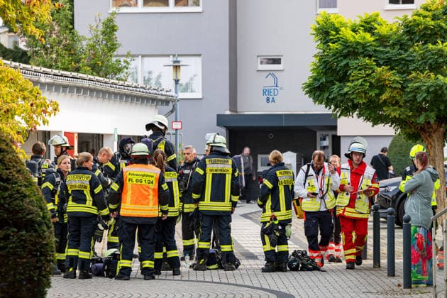 Wohnung brennt vollständig aus Bewohnerin flüchtet durch Rauch leicht verletzt Am 28.09.2026 brannte in der Gernsheimer Straße in Groß-Gerau eine Wohnung im dritten Obergeschoss eines sechsstöckigen Mehrfamilienhauses vollständig aus. Mehrere Trupps der Feuerwehr Groß-Gerau bekämpften das Feuer unter Atemschutz. Eine Person aus der darüberliegenden Wohnung erlitt bei der Flucht über den Treppenraum leichte Verletzungen durch Rauchgase und wurde vom Rettungsdienst untersucht. In der Brandwohnung befanden sich keine Personen. Die Brandursache ist zunächst unbekannt, die Polizei nahm Ermittlungen auf. Groß-Gerau Hessen Deutschland