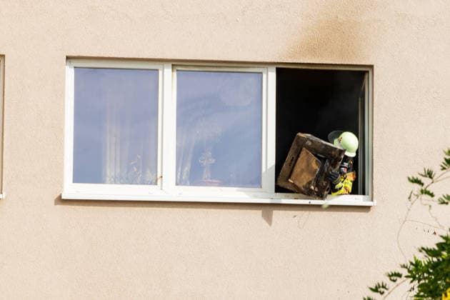 Wohnung brennt vollständig aus Bewohnerin flüchtet durch Rauch leicht verletzt Am 28.09.2026 brannte in der Gernsheimer Straße in Groß-Gerau eine Wohnung im dritten Obergeschoss eines sechsstöckigen Mehrfamilienhauses vollständig aus. Mehrere Trupps der Feuerwehr Groß-Gerau bekämpften das Feuer unter Atemschutz. Eine Person aus der darüberliegenden Wohnung erlitt bei der Flucht über den Treppenraum leichte Verletzungen durch Rauchgase und wurde vom Rettungsdienst untersucht. In der Brandwohnung befanden sich keine Personen. Die Brandursache ist zunächst unbekannt, die Polizei nahm Ermittlungen auf. Groß-Gerau Hessen Deutschland
