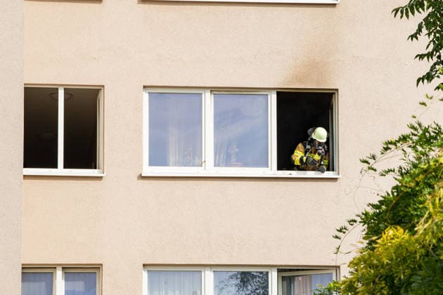 Wohnung brennt vollständig aus Bewohnerin flüchtet durch Rauch leicht verletzt Am 28.09.2026 brannte in der Gernsheimer Straße in Groß-Gerau eine Wohnung im dritten Obergeschoss eines sechsstöckigen Mehrfamilienhauses vollständig aus. Mehrere Trupps der Feuerwehr Groß-Gerau bekämpften das Feuer unter Atemschutz. Eine Person aus der darüberliegenden Wohnung erlitt bei der Flucht über den Treppenraum leichte Verletzungen durch Rauchgase und wurde vom Rettungsdienst untersucht. In der Brandwohnung befanden sich keine Personen. Die Brandursache ist zunächst unbekannt, die Polizei nahm Ermittlungen auf. Groß-Gerau Hessen Deutschland