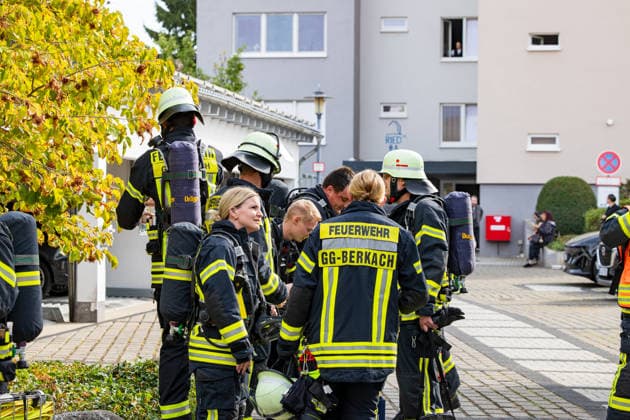 Wohnung brennt vollständig aus Bewohnerin flüchtet durch Rauch leicht verletzt Am 28.09.2026 brannte in der Gernsheimer Straße in Groß-Gerau eine Wohnung im dritten Obergeschoss eines sechsstöckigen Mehrfamilienhauses vollständig aus. Mehrere Trupps der Feuerwehr Groß-Gerau bekämpften das Feuer unter Atemschutz. Eine Person aus der darüberliegenden Wohnung erlitt bei der Flucht über den Treppenraum leichte Verletzungen durch Rauchgase und wurde vom Rettungsdienst untersucht. In der Brandwohnung befanden sich keine Personen. Die Brandursache ist zunächst unbekannt, die Polizei nahm Ermittlungen auf. Groß-Gerau Hessen Deutschland